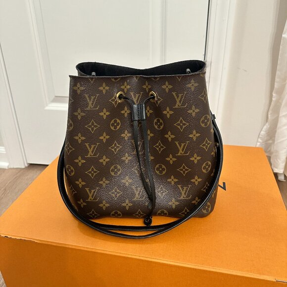 LOUIS VUITTON NeoNoe MM in Black - Picture 2 of 16